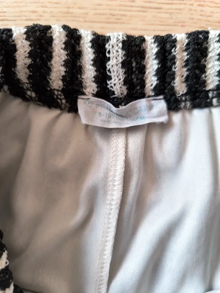 🖤 Short tricot rayé noir & blanc – 9/10 ans – Style original - photo numéro 3