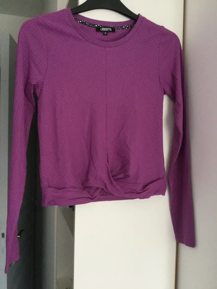 Joli haut neuf taille 38 - photo numéro 2