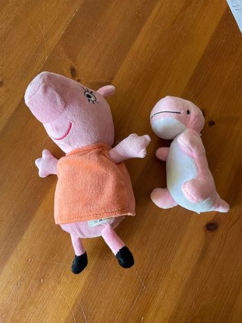 Peluche Peppa pig et dinosaure