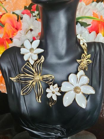 Collier avec ses fleurs blanches/dorées en acier inoxydable