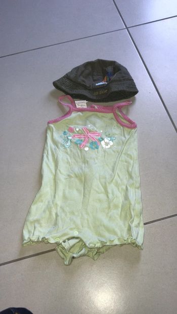 Lot grenouillère vert pâle à bretelle rose motifs tropical et chapeau bob kaki 12 mois