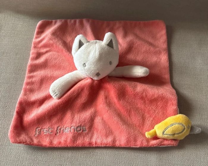 doudou plat chat blanc rose rouge oiseau jaune First Friends Obaibi