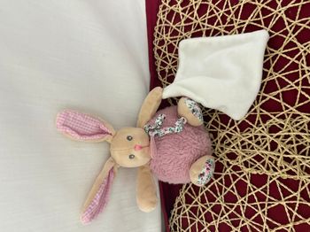 DOUDOU LAPIN ROSE POUPI BOULE  PETIT MOUCHOIR CARRE BLANC FLEURS LIBERTY