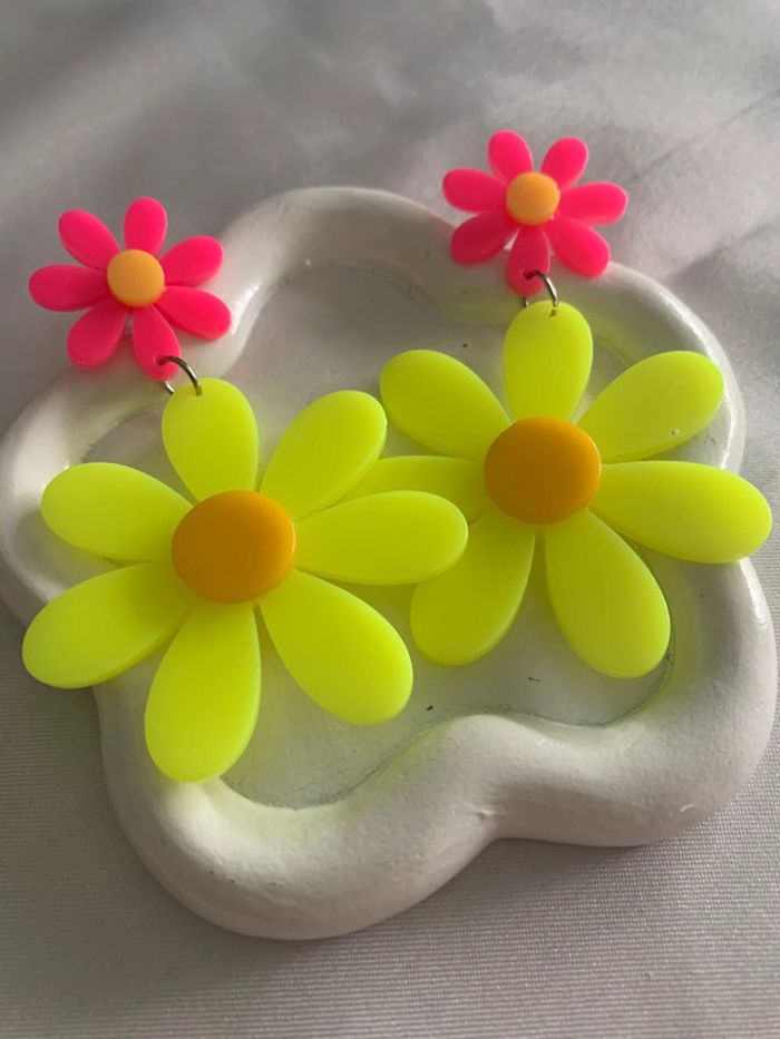 Grandes boucles d’oreilles xxl fleur rose et jaune fluo - photo numéro 4