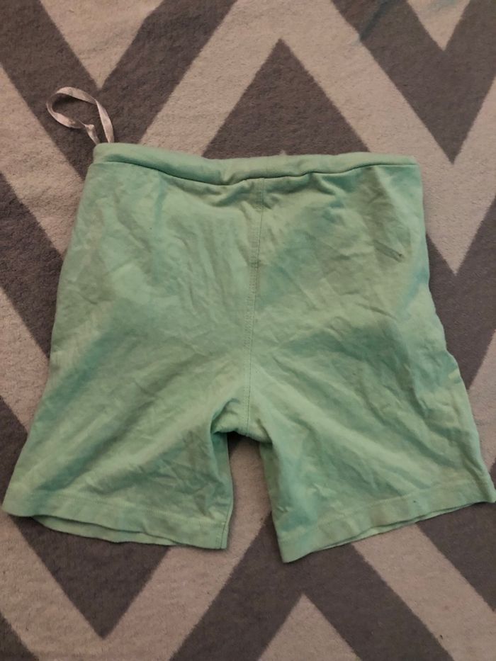 Short Mickey taille 4/5ans - photo numéro 5