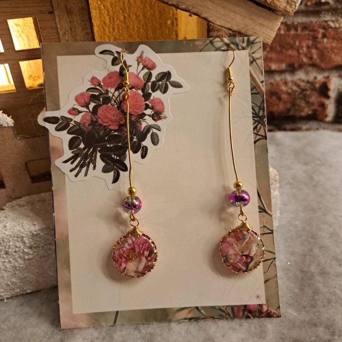 Boucles d'oreilles pendante en résine rose et doré - photo numéro 2
