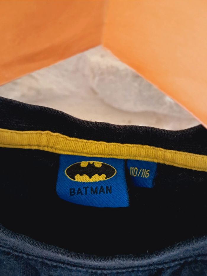 Tee shirt batman noir et jaune 5/6 ans tbe - photo numéro 2