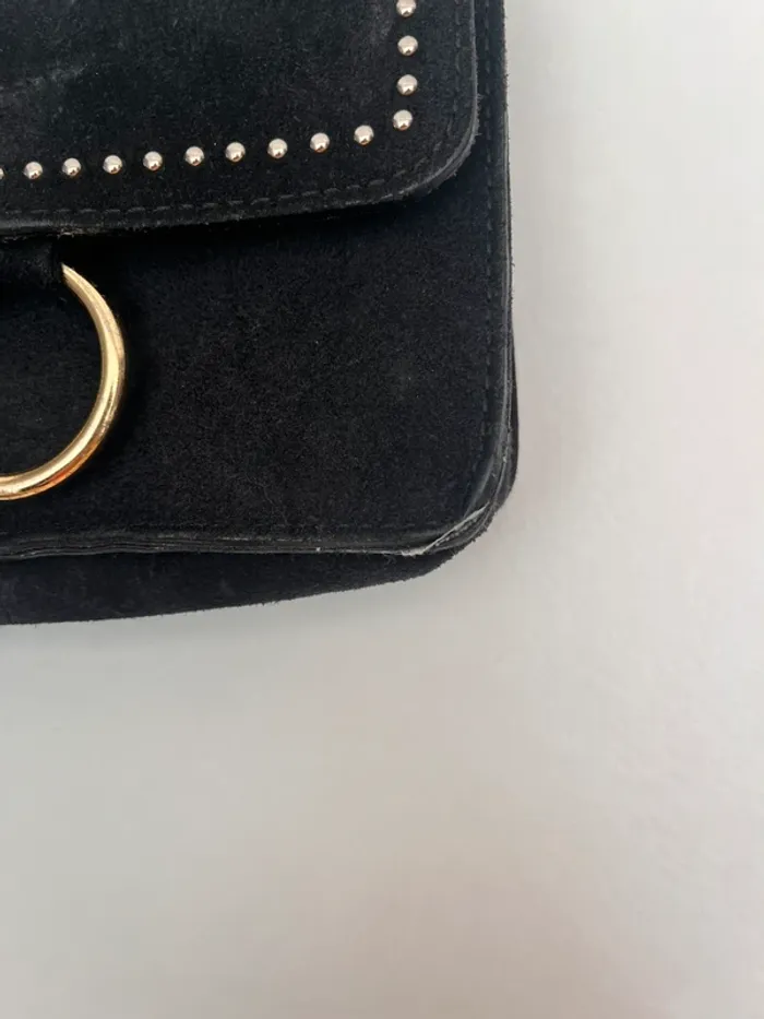 Pochette en daim noir – Chaîne dorée ajustable - photo numéro 3