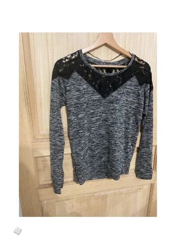 Petit pull gris avec dentelle avant et arrière