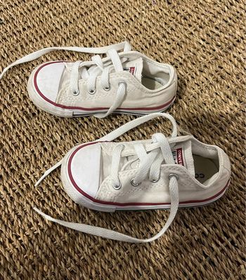 Converses basses blanches pointure 23