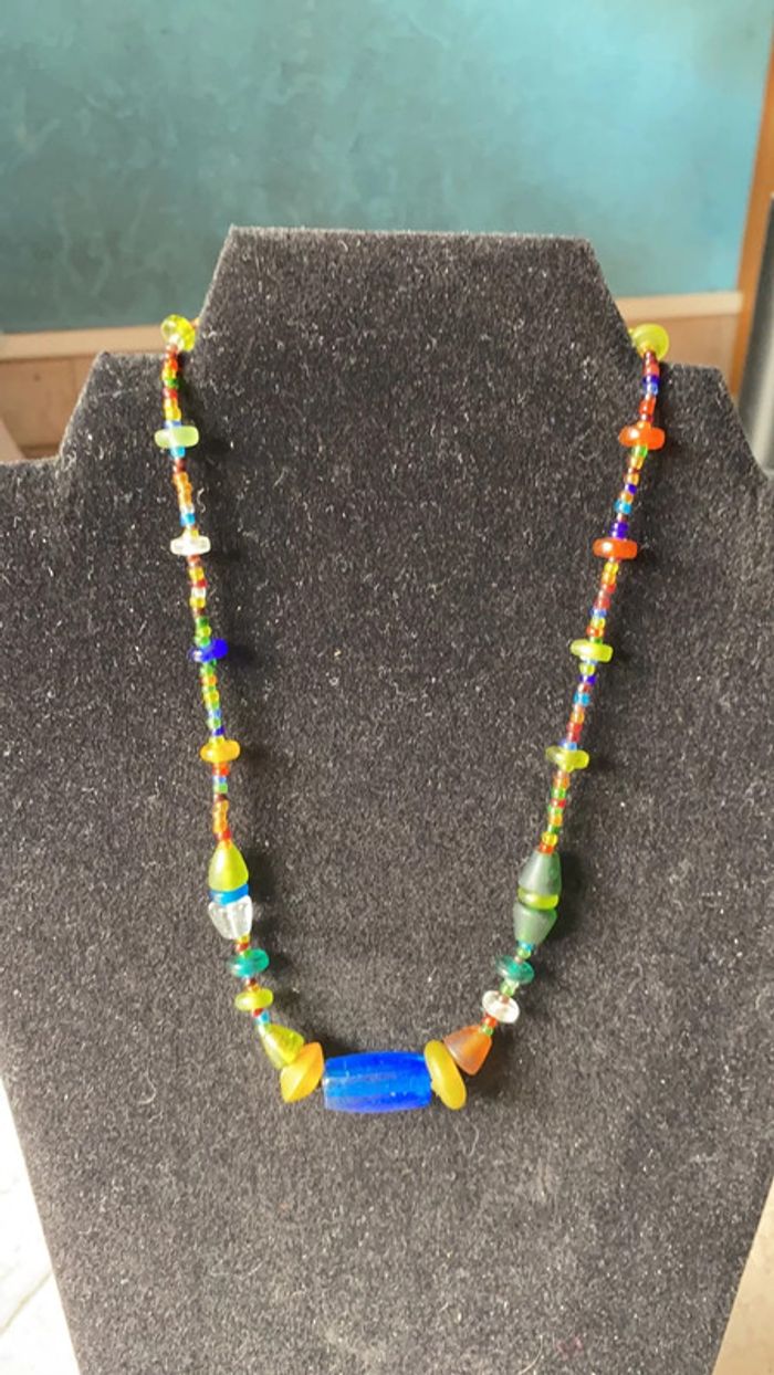 Collier fantaisie multicolore de perles