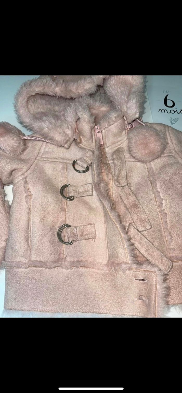 Manteau vieux rose avec capuche + moufle intégré - 6 mois - TBE - photo numéro 3