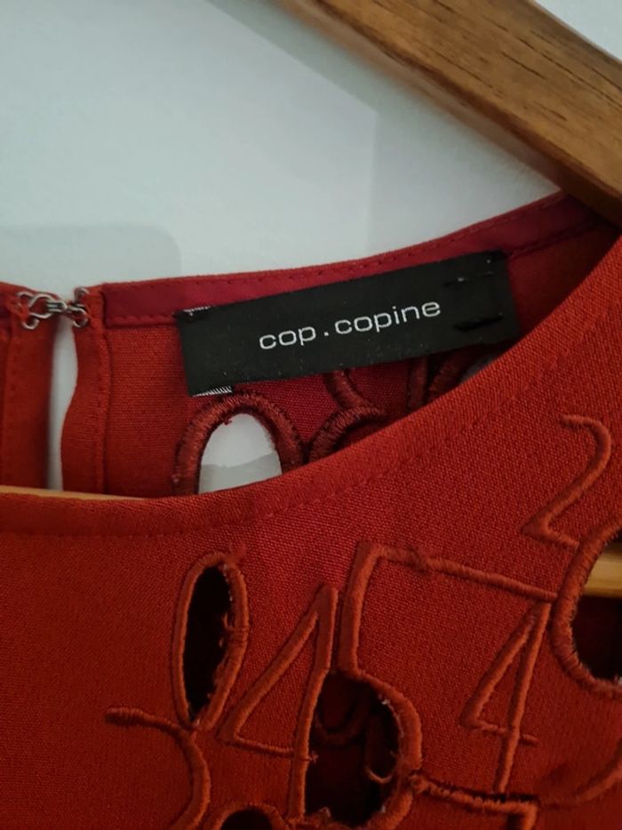Robe rouge brodee - photo numéro 3