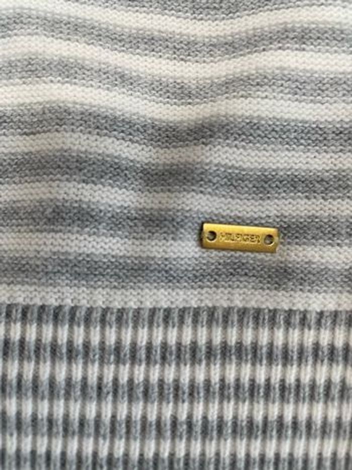 Pull Tommy Hilfiger rayé gris et blanc - photo numéro 5