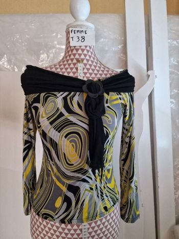 Tee-shirt, manches longues, en polyester & elasthanne, en très très bon état, longueur 49cm,marque L