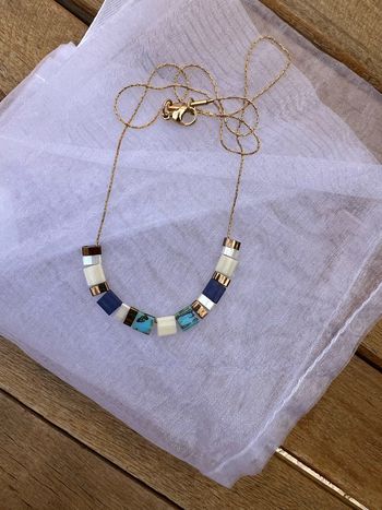 Joli collier d’été doré
