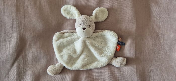 DOUDOU PLAT CHIEN TAPE A L'OEIL 
TAO