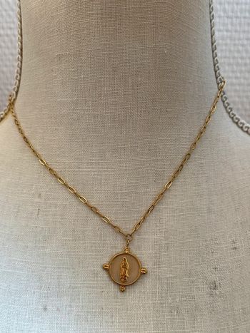 Collier mailles larges acier inoxydable or réglable médaille résine écrue vierge en relief