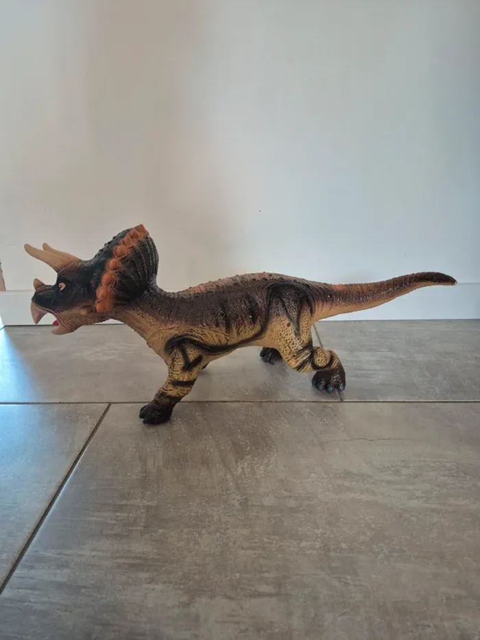 Grande figurine dinosaure Tricératops 🦖 - photo numéro 4