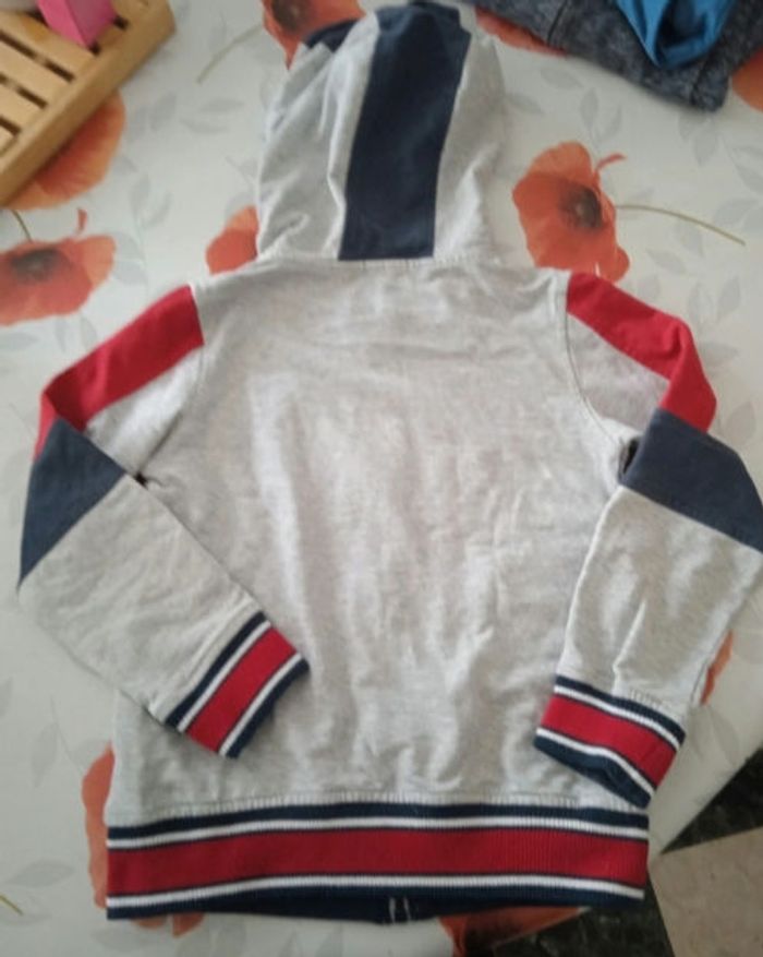 Veste a capuche 8 ans - photo numéro 2