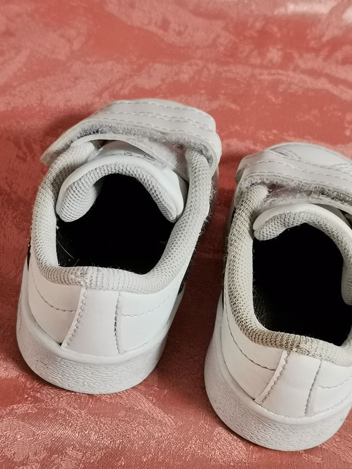 Basket blanche Adidas taille 18 unisexe - photo numéro 2