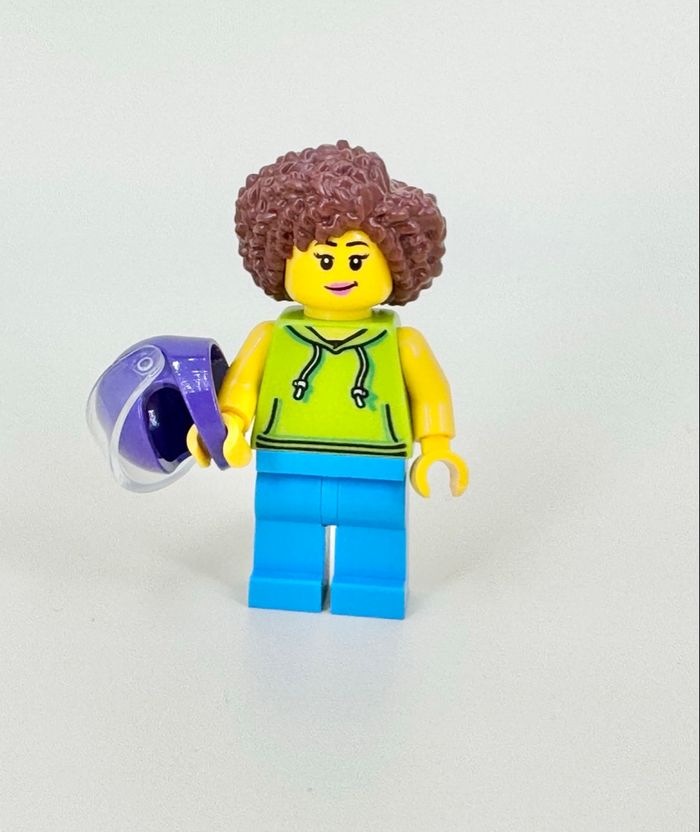 Lego Figurines Ideas : Conductrice de Vespa de la Riviera Italienne - NEUF - photo numéro 3