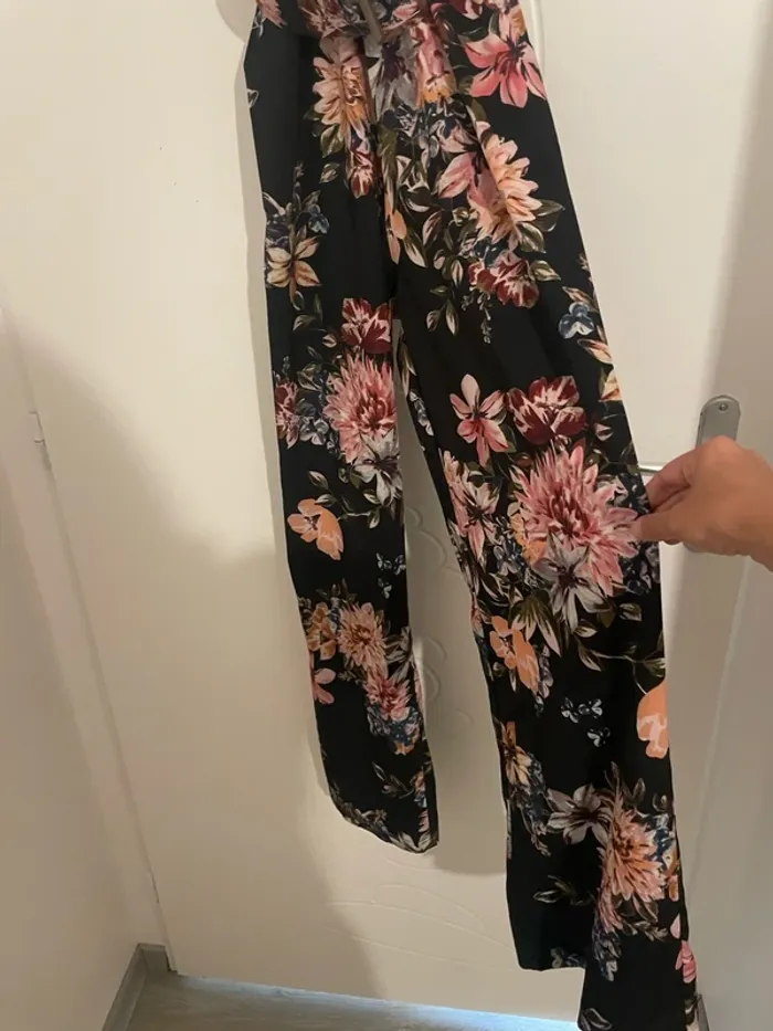 Combinaison pantalon à bretelle noir motif fleur rose avec ceinture assorti Made in Italy taille 34 - photo numéro 2