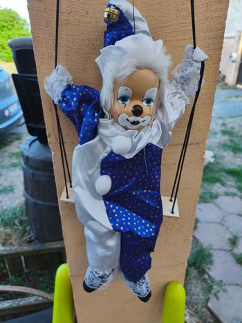 Clown sur balançoire