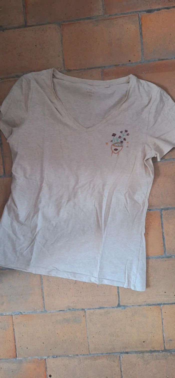 T-shirt beige brodé fleurs & visage one line fait main - Modèle unique - photo numéro 2