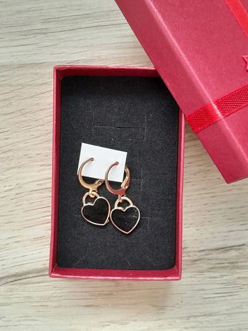 Boucles d'oreilles, coeur émaillées, couleurs noir,  dorées hauteur : 2,7cm