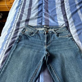 un jean bleu taille 38