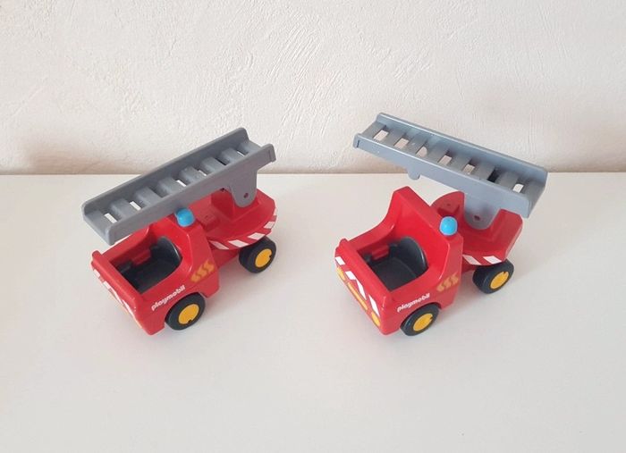 Deux camions pompiers Playmobil