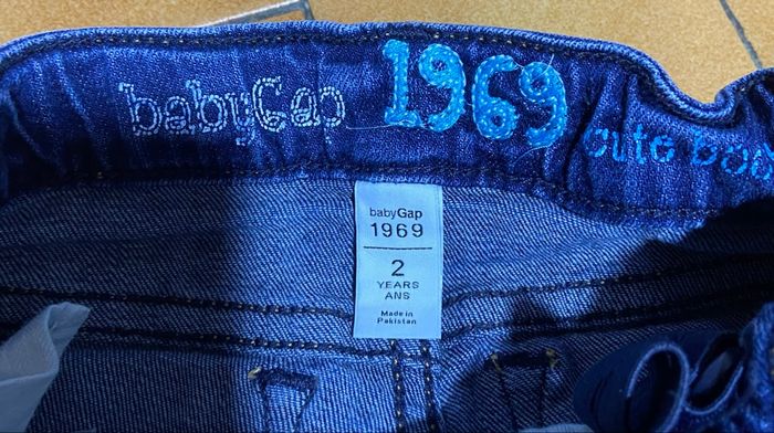 Beau jean evase couleur bleu marque gap taille 2 ans - photo numéro 4