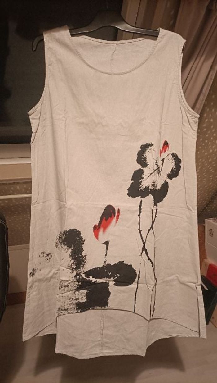 Robe grise avec motif fleur