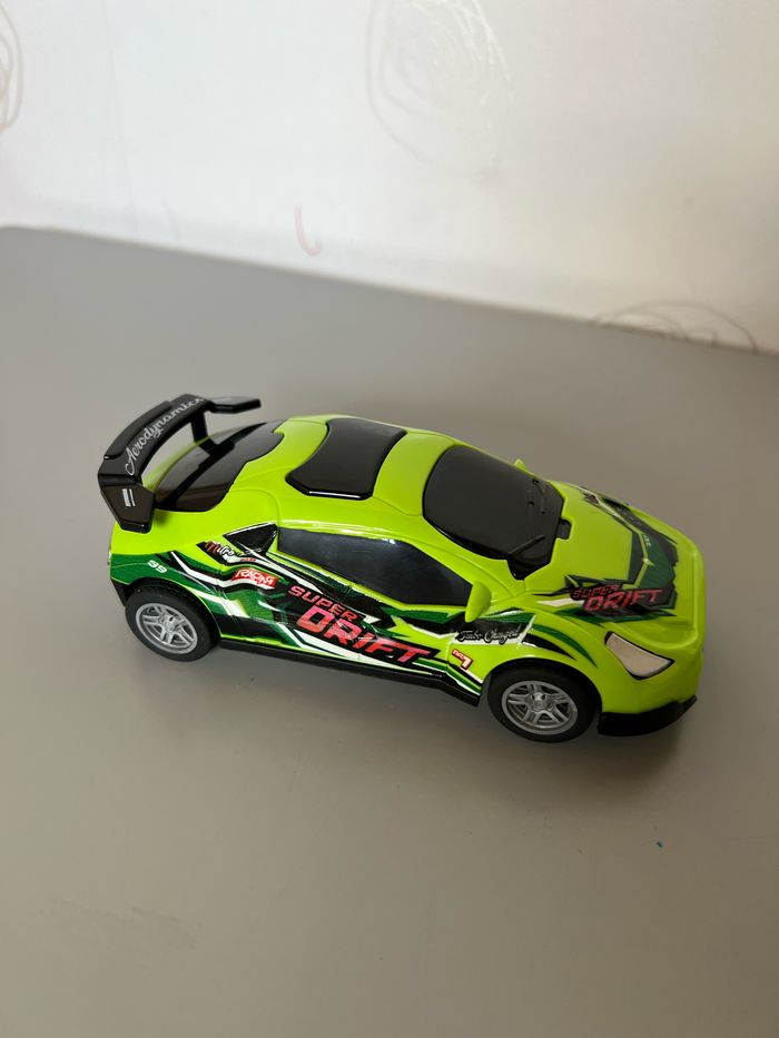 Voiture jouet - photo numéro 3