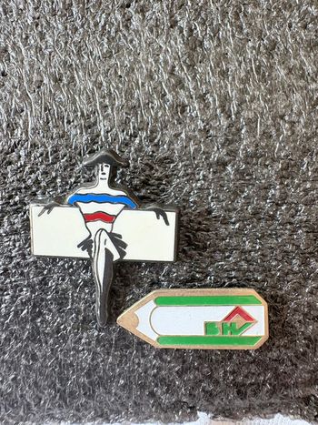 Lot 2 pin’s grand magasin