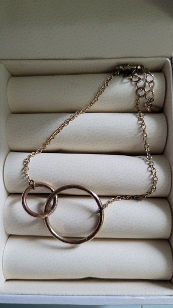 Bracelet doré avec 2 cercles