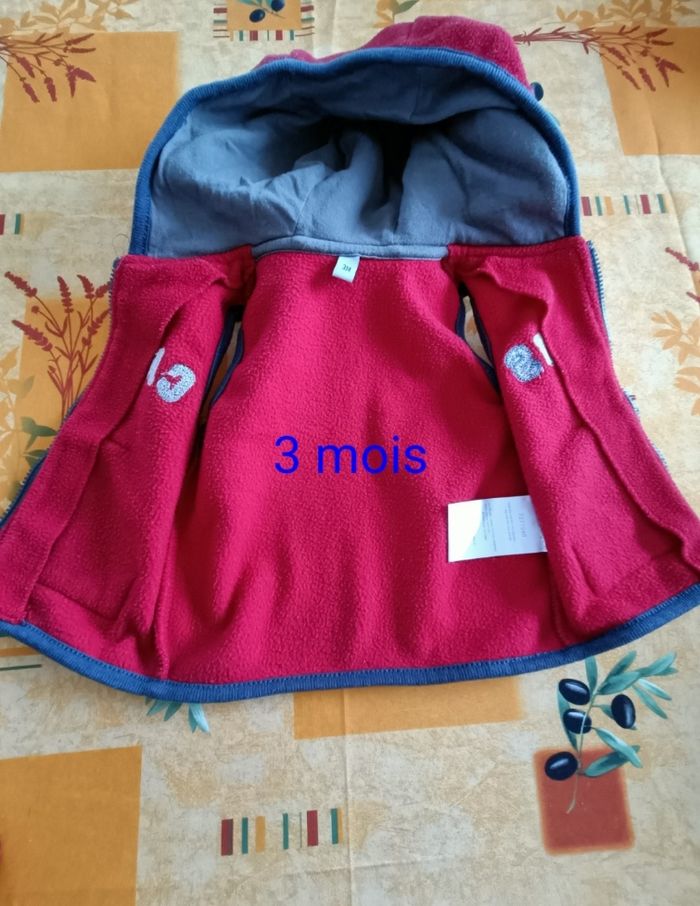 Gilet à capuche polaire 3 mois tbe - photo numéro 2