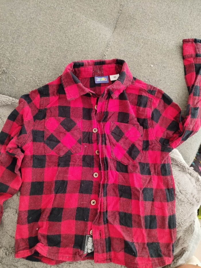Chemise a carreaux rouge et noir. Taille 110 cm. Lupilu. Très bon état