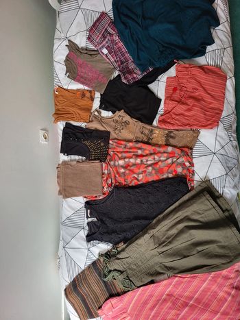 lot vêtements allant du 36 au 40