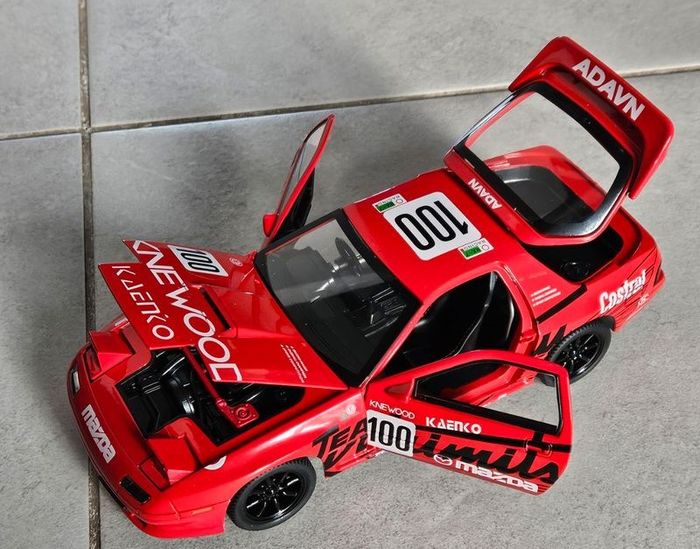 Voiture miniature collection jouet 1/24 M MAZDA RX7
