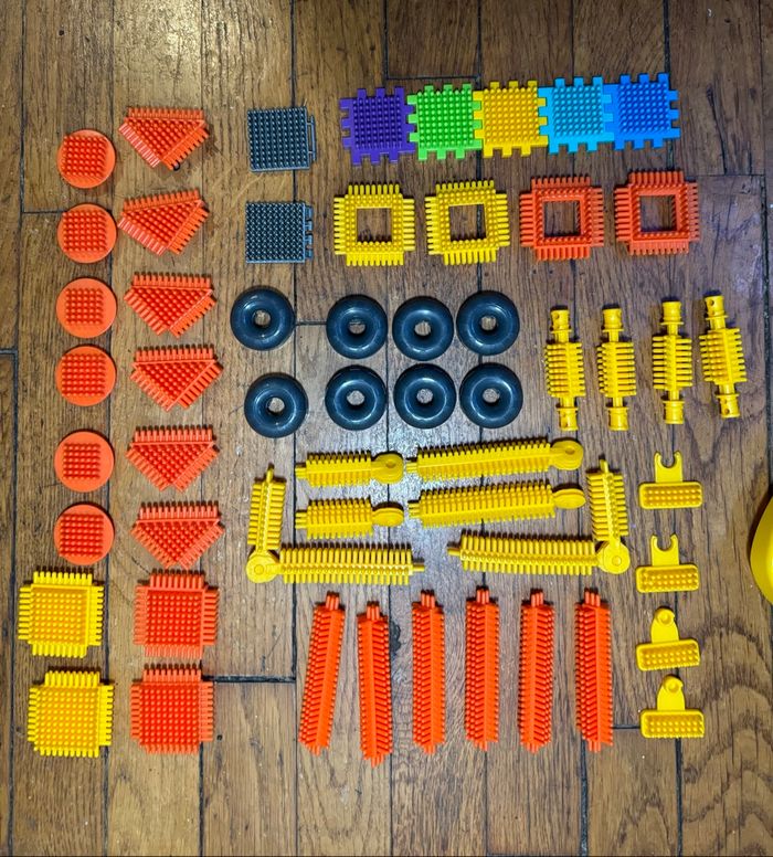 BLOKO 58 pièces avec Camion de travaux et 1 Figurine – Dès 12 Mois – Fabriqué en Europe – Jouet de Construction 1er âge - photo numéro 4