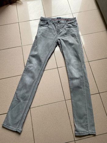 Jean gris de marque Kiabi slim fit taille S. 16 ans.