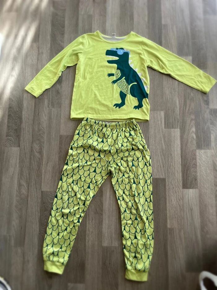 Très beau pyjama dinosaures taille 8 / 9 ans shein
