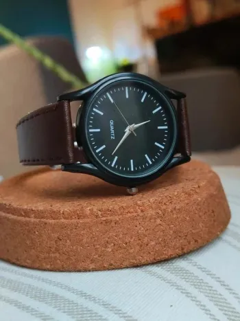 Montre noire et marron, cuir, style vintage, rétro