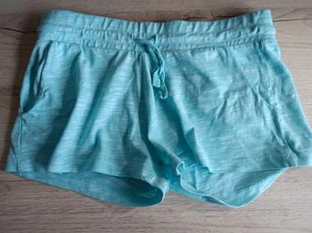 Short fille bleu ciel H&M taille 16 ans en très bon état