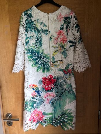 Robe blanche en dentelle avec motifs fleurs