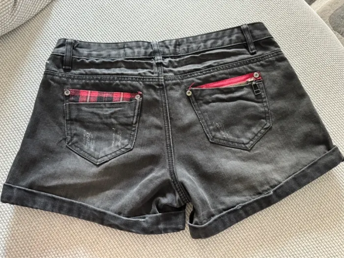 Short en jean noir Jennyfer taille 36 en TBE - photo numéro 2