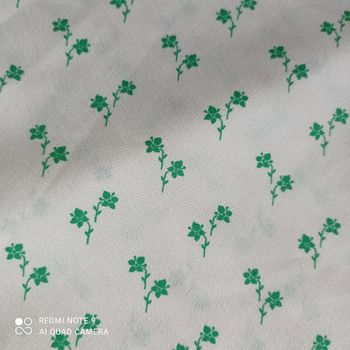 Blouse blanche à petites fleurs vertes t38/40