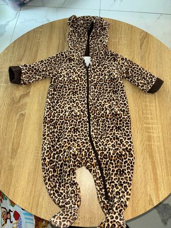 Combinaison bébé motif guépard marque h&m taille 2/4 mois